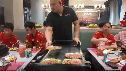 海南三亞市為外賣(mài)騎手定制暖心年夜飯