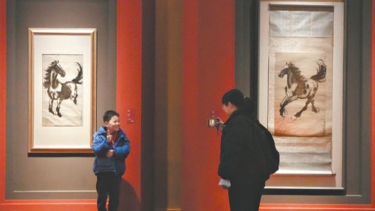 新春走基層｜館內(nèi)布光映丹青