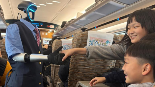 新春走基層丨春運(yùn)高鐵上來(lái)了“特殊乘務(wù)員”