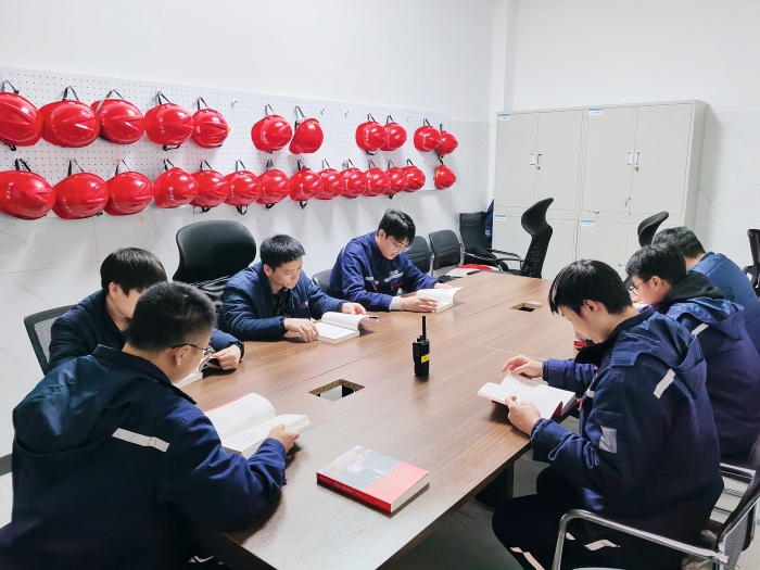 瀘州老窖職工正在學習《習近平與一線職工朋友們》 瀘州老窖職工正在學習《習近平與一線職工朋友們》