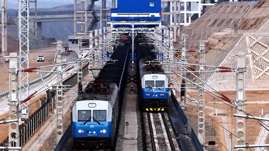 新春走基層丨“煤河”流淌 億噸級(jí)西煤東運(yùn)重載鐵路再提效