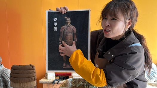 新春走基層·記者體驗(yàn)360行丨隨非遺代表性傳承人制作“秦俑”