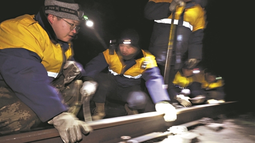 新春走基層·一線蹲點(diǎn)影像｜紅旗隧道打冰人