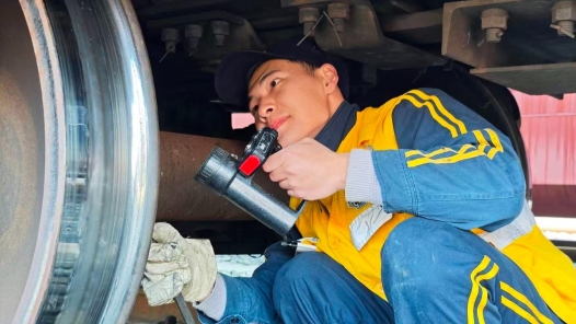 新春走基層｜鐵路貨運(yùn)列車“體檢醫(yī)生”：守護(hù)毫厘之間的安全底線