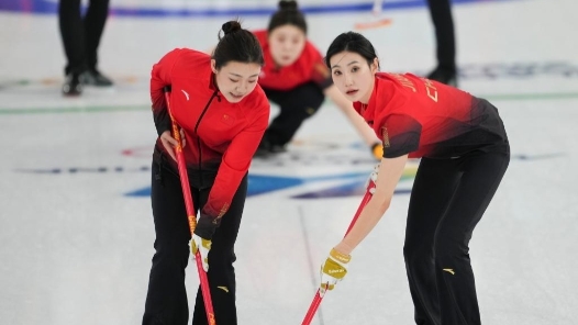 米蘭冬奧女子冰壺循環(huán)賽：中國隊不敵瑞士隊
