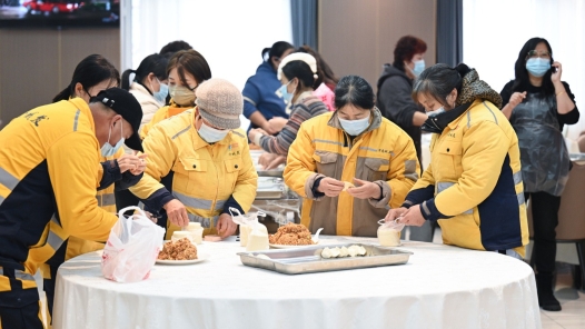 青島市市南區(qū)總工會(huì)冬送溫暖把關(guān)懷送到一線(xiàn)職工心坎上