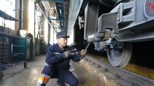 新春走基層｜這個(gè)春運(yùn)，他們要為400多輛火車“體檢”