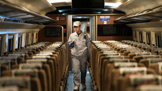 新春走基層丨“動(dòng)車醫(yī)生”的檢修不眠夜