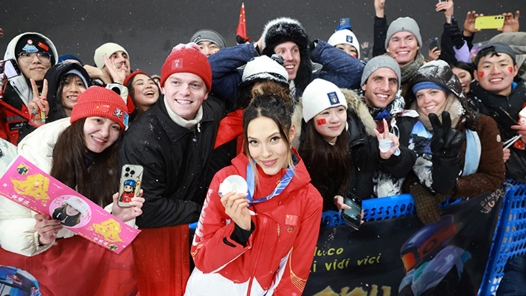 中國選手谷愛凌奪得米蘭冬奧會(huì)自由式滑雪女子大跳臺(tái)銀牌