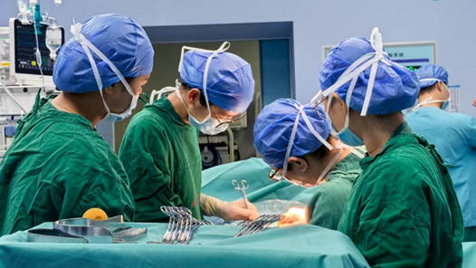 新春走基層｜除夕夜，無(wú)影燈下，他們用特殊的方式“守歲”