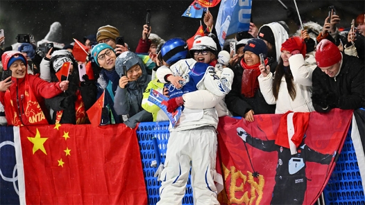 超有愛！谷愛凌賽后第一時(shí)間和粉絲貼貼互動(dòng)