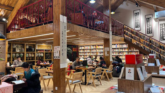 新春走基層｜深夜，留一屋書(shū)香給“有趣的靈魂”