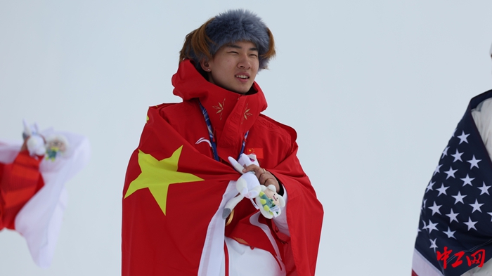 蘇翊鳴在頒獎(jiǎng)儀式中