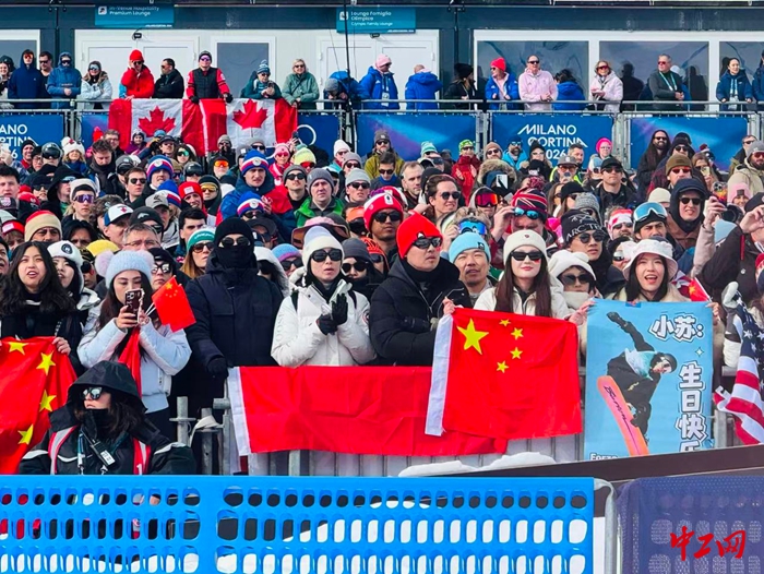 現(xiàn)場(chǎng)中國(guó)觀眾為蘇翊鳴加油