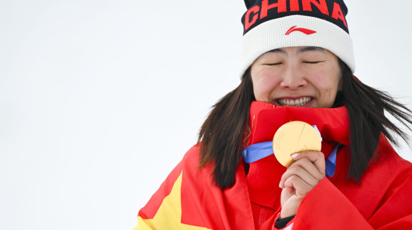 新華社出圖｜冰雪白，冬奧金，中國紅！