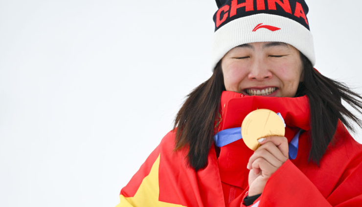 冰雪白，冬奧金，中國紅！