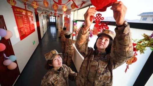 新春走基層·戰(zhàn)位迎春丨大山深處：鞭炮聲聲 笑聲朗朗——火箭軍某部春節(jié)見(jiàn)聞