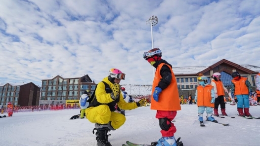 新春走基層·致敬奮斗者丨滑雪場(chǎng)里，農(nóng)民借雪生金