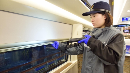 新春走基層｜為動(dòng)車做“內(nèi)科診療”的除夕夜：90后女機(jī)械師的第4次堅(jiān)守