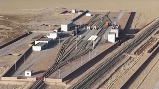 新春走基層｜穿越沙漠戈壁的哈羅鐵路 終點(diǎn)站著9名“守路人”