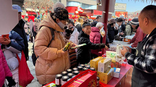 新春走基層·一線直擊｜打卡北京隆福寺：一籃年貨 喜樂(lè)相伴