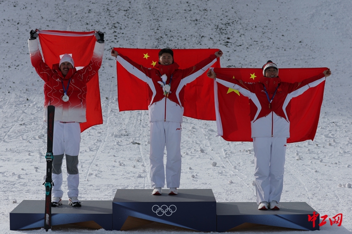 獲獎(jiǎng)選手在領(lǐng)獎(jiǎng)臺(tái)上