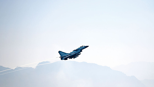 新春走基層丨枕戈待旦，在煙花綻放時(shí)——空軍航空兵某旅春節(jié)見(jiàn)聞