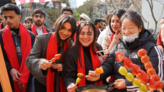新春走基層丨外國(guó)游客在中國(guó)過(guò)春節(jié)