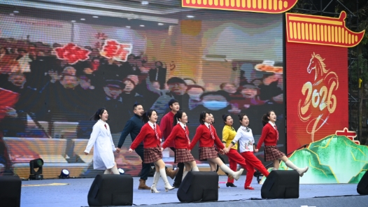 新春走基層丨“村晚”舞臺(tái)選“民星”