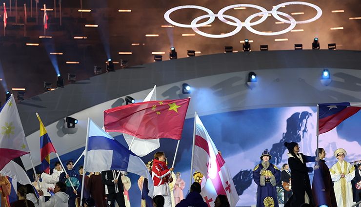 驕傲！冬奧會閉幕式上蘇翊鳴高舉五星紅旗入場