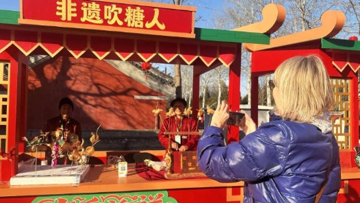 新春走基層丨煙火升騰處 古都?xì)庀笮隆汗?jié)假期北京文旅市場(chǎng)熱力十足