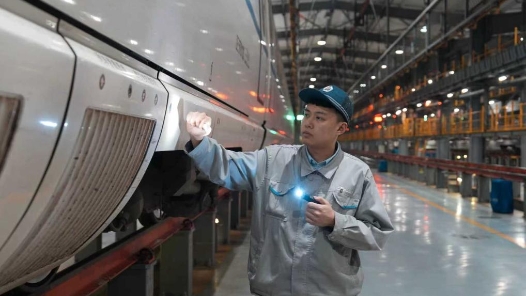 新春走基層丨“00后”高鐵動(dòng)車“體檢師”們護(hù)航春運(yùn)