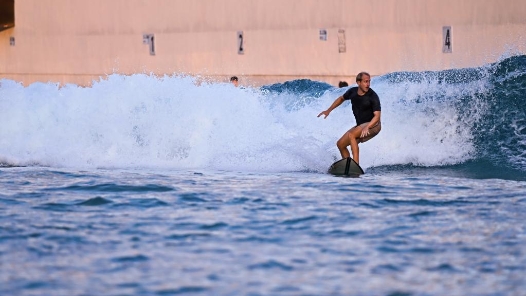 新春走基層丨從“等浪”到“造浪”——日月灣沖浪愛(ài)好者的別樣春節(jié)