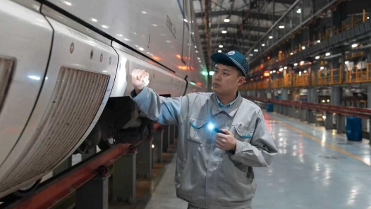 新春走基層丨“00后”高鐵動(dòng)車“體檢師”們護(hù)航春運(yùn)