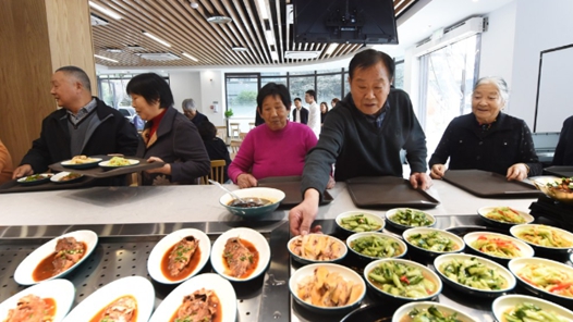 新春走基層·熱氣騰騰萬(wàn)家暖丨社區(qū)食堂里的三餐四季