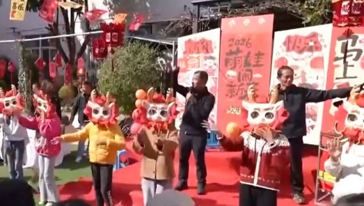 新春走基層丨千人舞麒麟舞出精氣神！他帶年輕人“接棒”非遺傳承