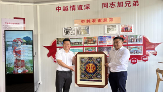 工會(huì)創(chuàng)新實(shí)踐調(diào)研行｜邊境線(xiàn)上的“雙語(yǔ)工會(huì)驛站”