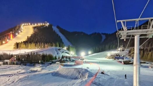 新春走基層丨“游客多，每晚都要及時(shí)補(bǔ)雪”