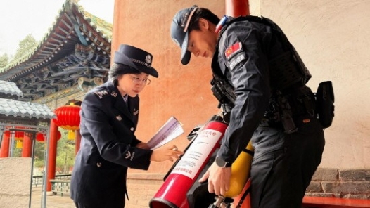 新春走基層｜法治之盾護(hù)千年文脈 藏藍(lán)身影守古建新春
