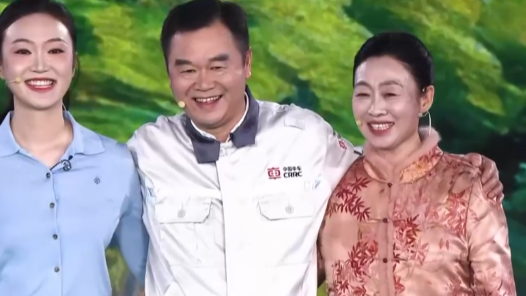 視頻丨他把時(shí)間獻(xiàn)給了中國(guó)速度 我們用四分鐘團(tuán)圓獻(xiàn)給他