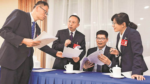 兩會聚焦｜30多本筆記，寫滿工友期盼與政策回響