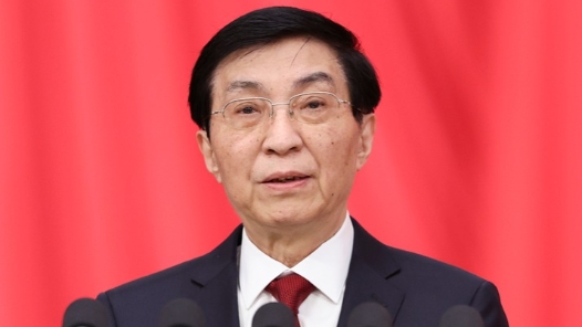現(xiàn)場(chǎng)實(shí)錄：王滬寧代表政協(xié)第十四屆全國(guó)委員會(huì)常務(wù)委員會(huì)作工作報(bào)告