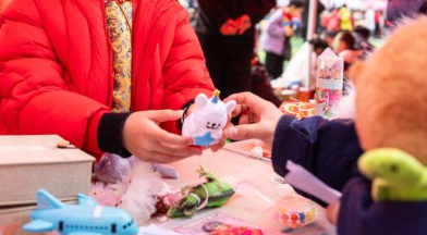 “春蕾苗苗義工”開展愛心義賣活動 小小“紅馬甲”匯成溫暖風(fēng)景線