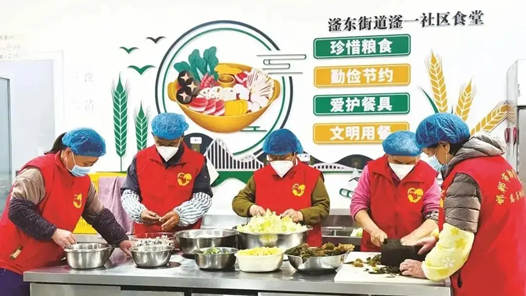 一家老年食堂何以引來火爆人氣