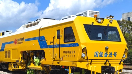 我國首臺鐵路隧道雙動力智能搗固車下線
