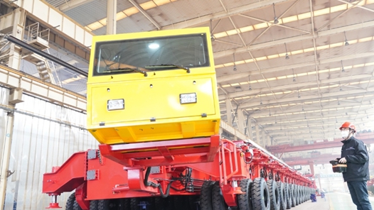 河北秦皇島：千噸級運(yùn)梁車下線