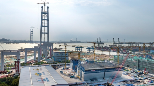 世界最大跨徑雙層懸索橋獅子洋大橋主塔封頂