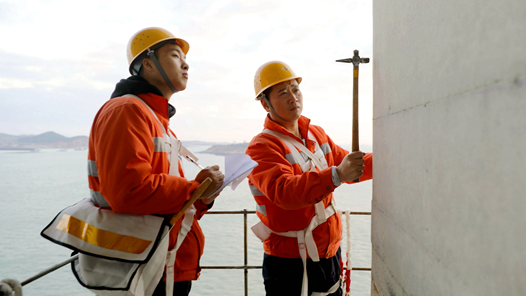 發(fā)現(xiàn)最美鐵路丨與“魔鬼風(fēng)區(qū)”較勁的人