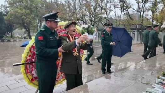 百歲老兵祭英烈 現(xiàn)場講述長津湖戰(zhàn)役