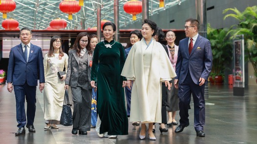 彭麗媛同越共中央總書記、國家主席夫人吳芳璃參觀中國國家大劇院